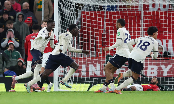 Tình huống Soungoutou Magassa ấn định tỷ số hòa cho West Ham trước Man Utd trên sân Old Trafford, thành phố Manchester, Vương quốc Anh, vòng 14 Ngoại hạng Anh tối 5/12/2025. Ảnh: Reuters