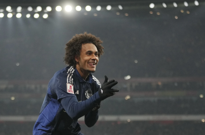 Joshua Zirkzee ăn mừng sau khi sút thành công lượt luân lưu quyết định trong trận Man Utd thắng Arsenal ở Cup FA trên sân Emirates, London, Anh ngày 12/1/2025. Ảnh: AP