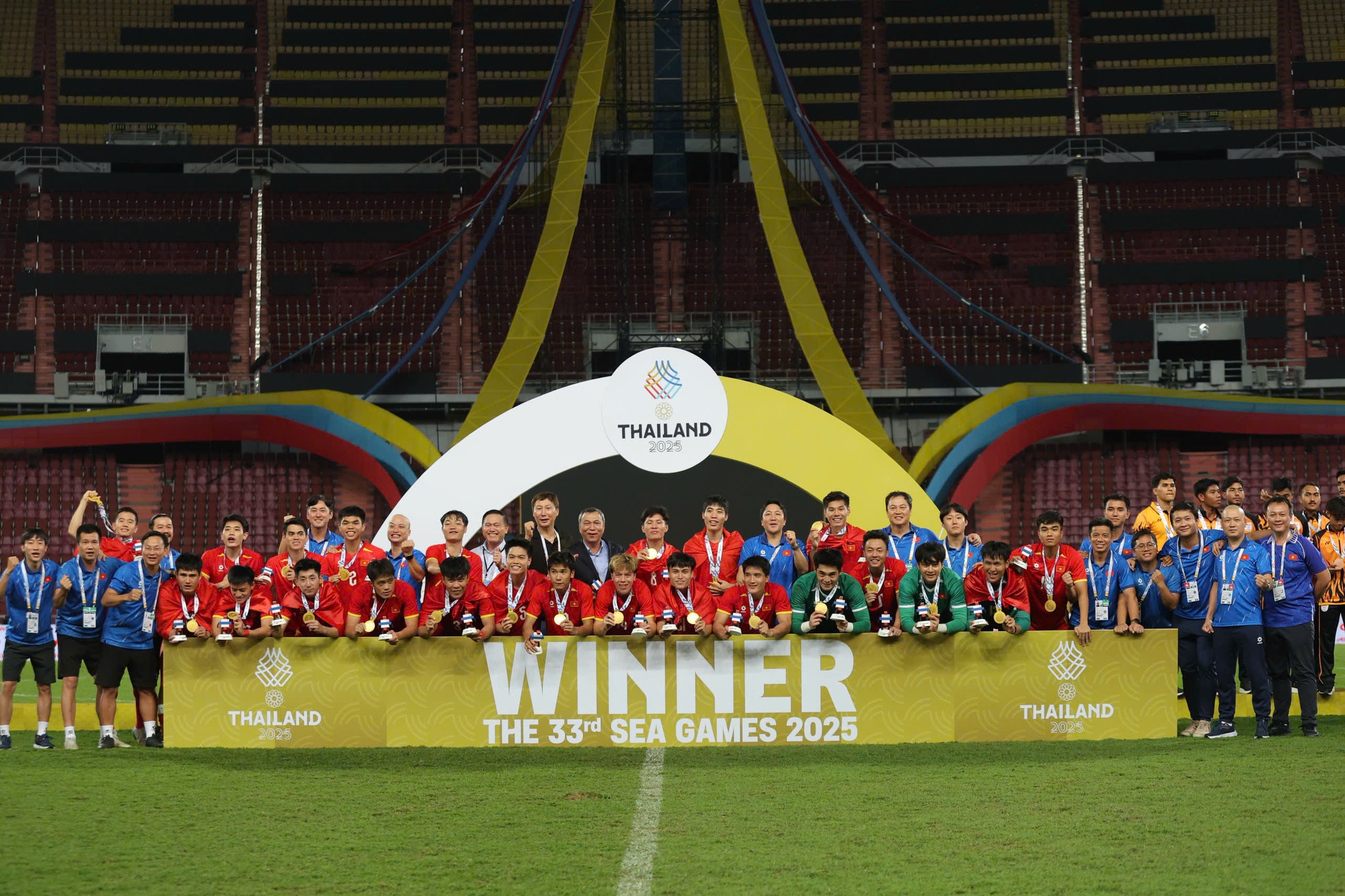 Màn ngược dòng lịch sử đưa U.22 Việt Nam trở lại ngai vàng - Ảnh 1.