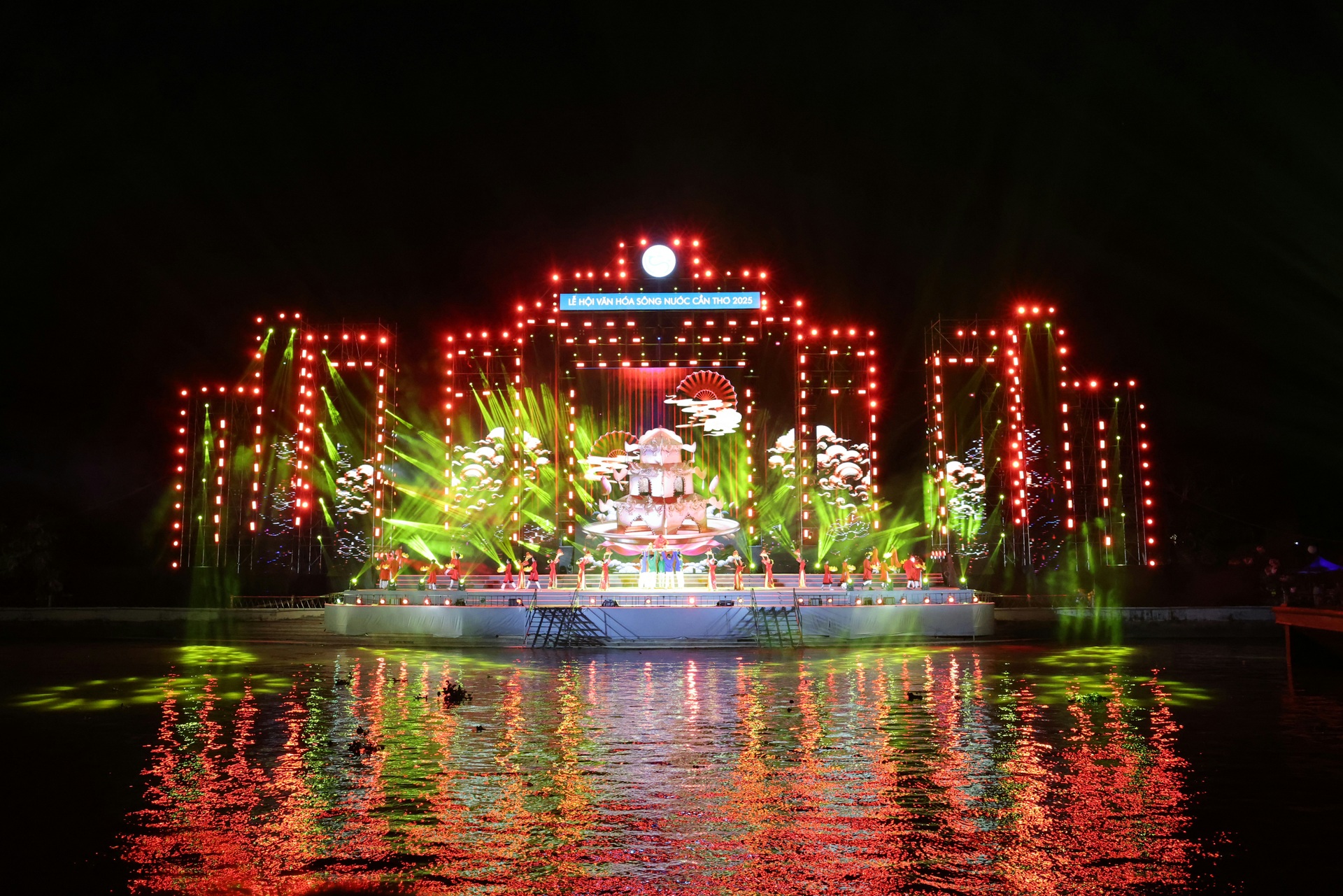 Mãn nhãn đêm khai mạc Lễ hội văn hóa sông nước Cần Thơ - 1