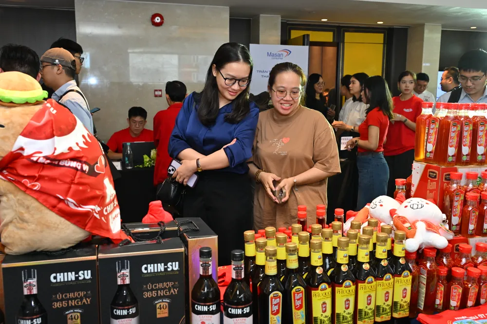 Cổ đông tham quan các sản phẩm trưng bày tại sự kiện Roadshow MCH. masan-consumer-len-hose-buoc-ngoat-cua-doanh-nghiep-dan-dat-nganh-fmcg.JPG