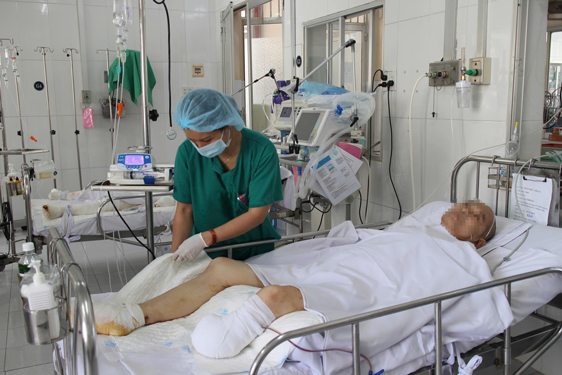 Mất chi, suy thận vì tin lời thầy mạng 1 Một bệnh nhân bị cắt cụt một bàn chân vì ngâm muối nước nóng đang điều trị tại Khoa Bỏng - Tạo hình Bệnh viện Chợ Rẫy