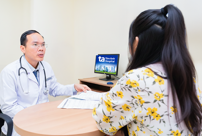 Bác sĩ Duy phân tích các chỉ số cơ, mỡ của chị Xuyên. Ảnh: Bệnh viện Đa khoa Tâm Anh