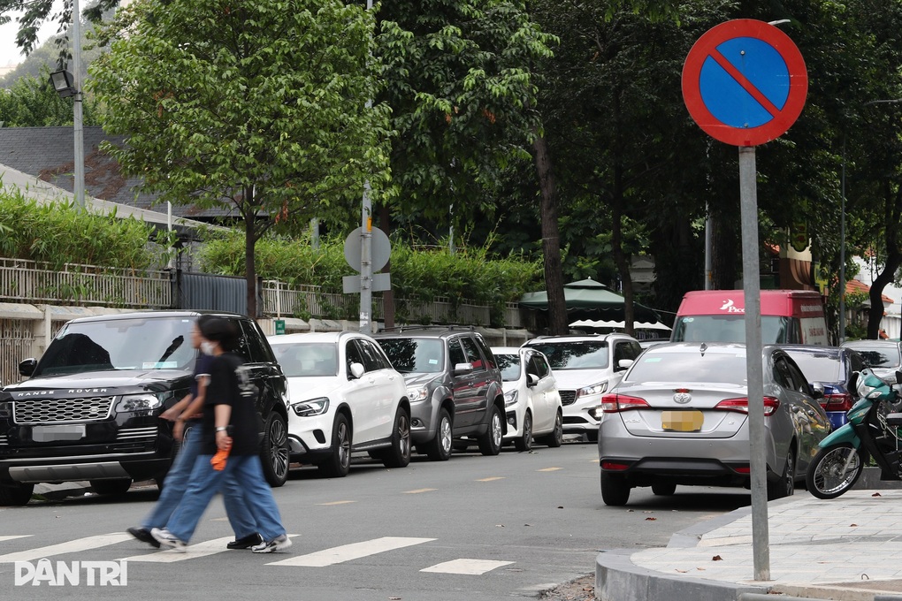 Taxi có thể dừng xe để đón, trả khách ở đâu để không bị camera AI bắt lỗi? - 1