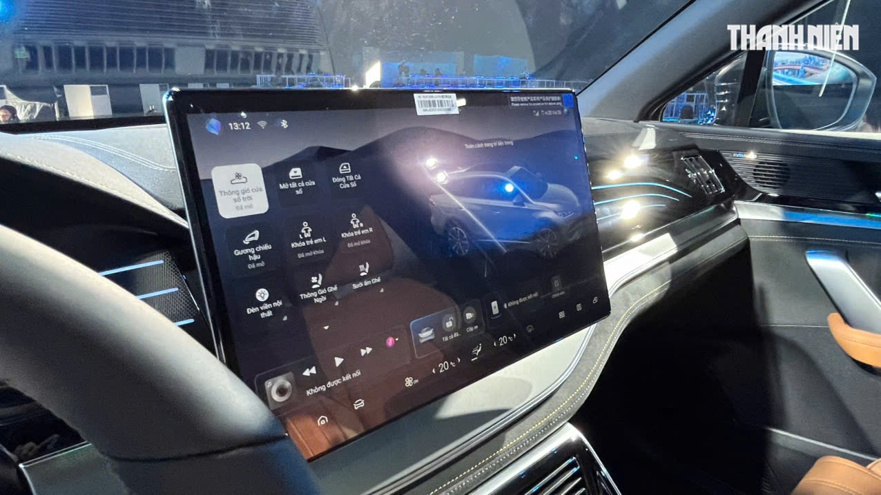 Mặt trái của màn hình cảm ứng tích hợp nhiều chức năng trên ô tô hiện đại- Ảnh 1.