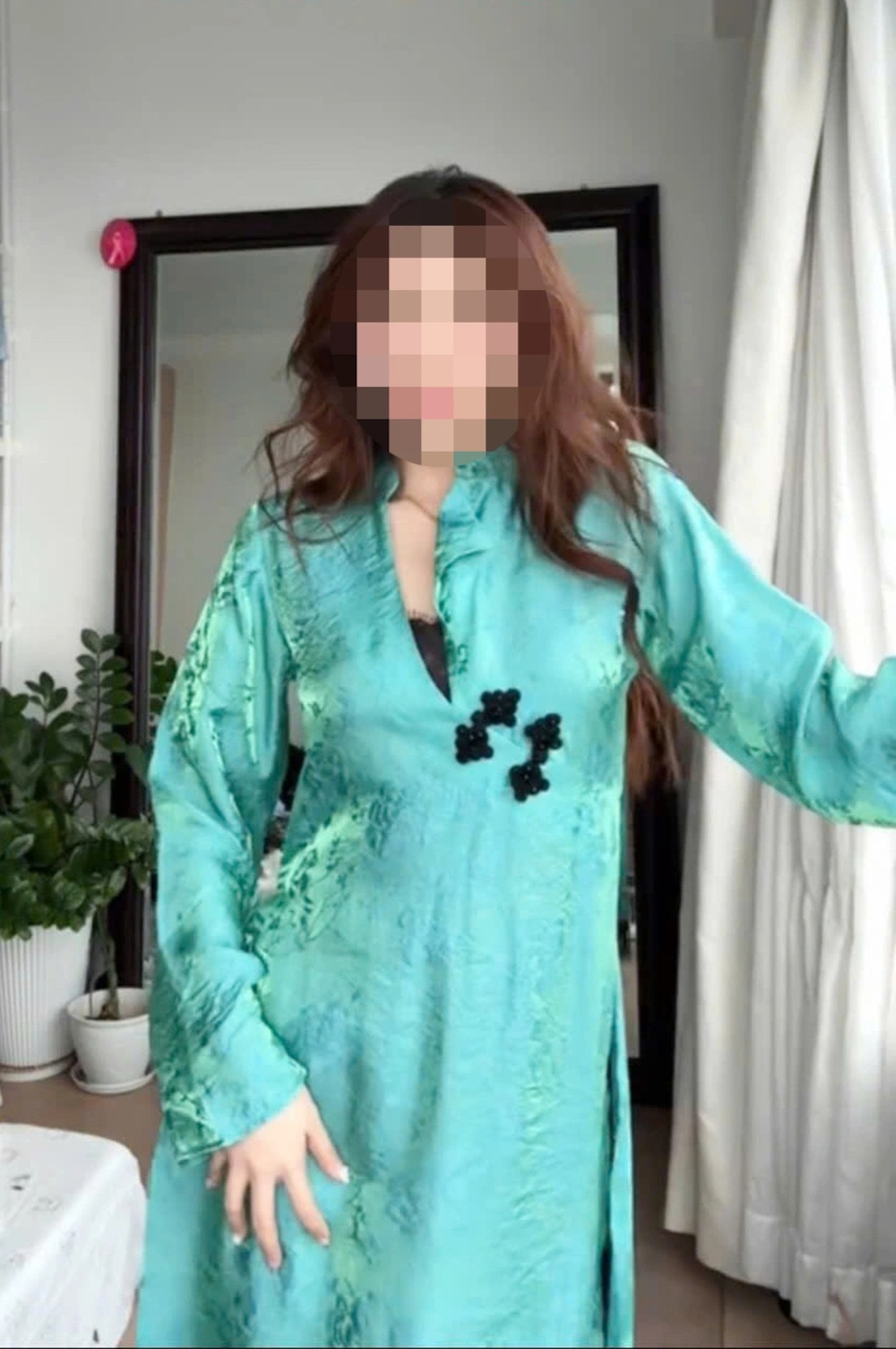 Mẫu áo dài xẻ ngực gây tranh cãi, nhãn hàng ở TPHCM thu hồi sản phẩm - 1