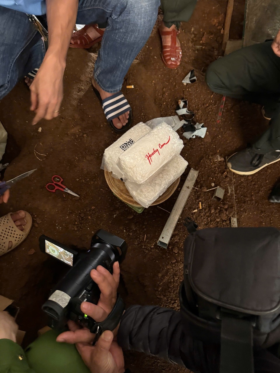 Triệt phá đường dây ma túy Đắk Lắk với 2 máy xúc và hàng trăm kg chất cấm - Ảnh 1.