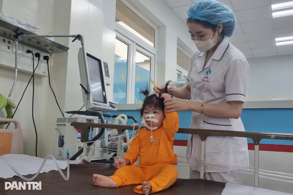 Mẹ bỏ đi, bé gái lớn lên trên giường bệnh của phòng chăm sóc đặc biệt - 1