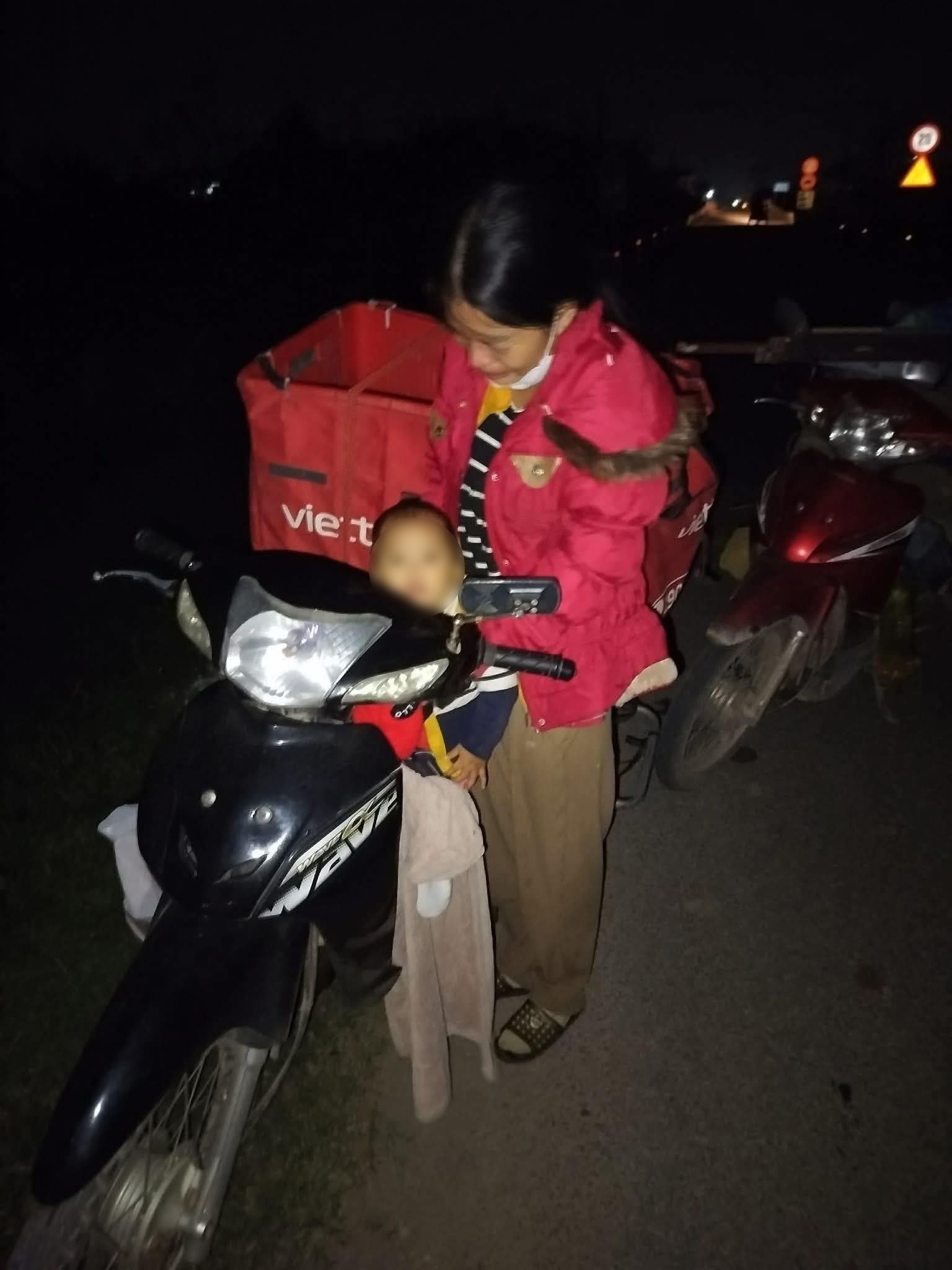 Nghệ An: Mẹ chở con nhỏ đi giao hàng làm rơi mất 20 triệu, đứng khóc giữa đường và cái kết không ngờ- Ảnh 1. Nghệ An: Mẹ chở con nhỏ đi giao hàng làm rơi mất 20 triệu, đứng khóc giữa đường và cái kết không ngờ- Ảnh 1.