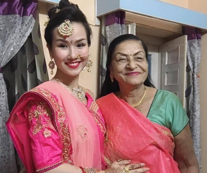 Mẹ chồng Ấn Độ của Võ Hạ Trâm báo hiệu sắp có người cháu thứ 3, nữ ca sĩ mơ thấy một bé trai mặt "thuần Việt" 1 Mẹ chồng người Ấn Độ của Võ Hạ Trâm rất yêu thương con dâu và các cháu.