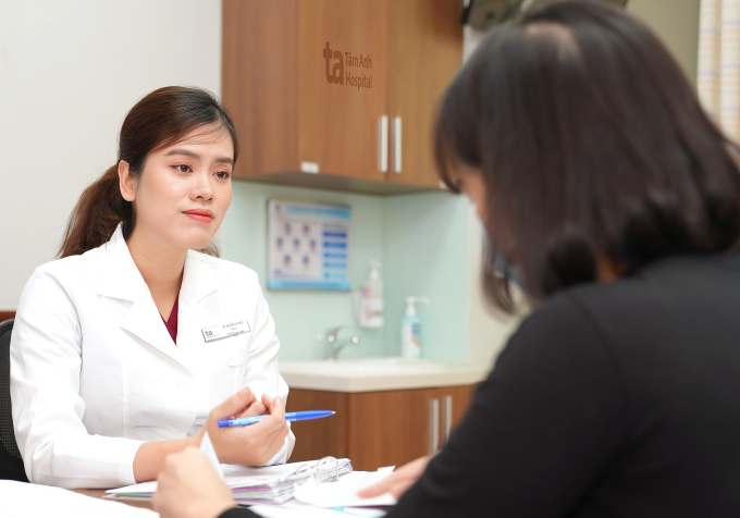 Bác sĩ đang tư vấn hỗ trợ sinh sản cho một người phụ nữ. Ảnh minh họa: Bệnh viện Đa khoa Tâm Anh