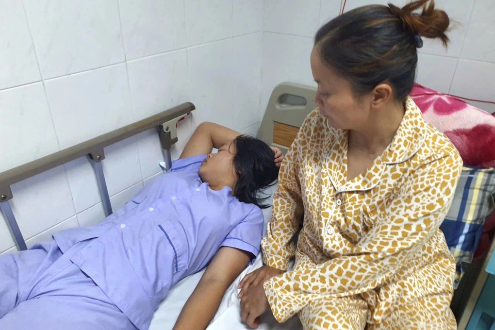 Mẹ nữ sinh lớp 8 bị đánh hội đồng: Cháu vẫn hoảng loạn, sợ gặp người lạ - 1