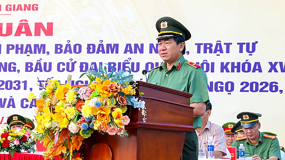Thiếu tướng Nguyễn Văn Hận, Giám đốc Công an tỉnh An Giang phát biểu tại lễ ra quân. Ảnh: TT cong-an-an-giang-ra-quan-1.jpg