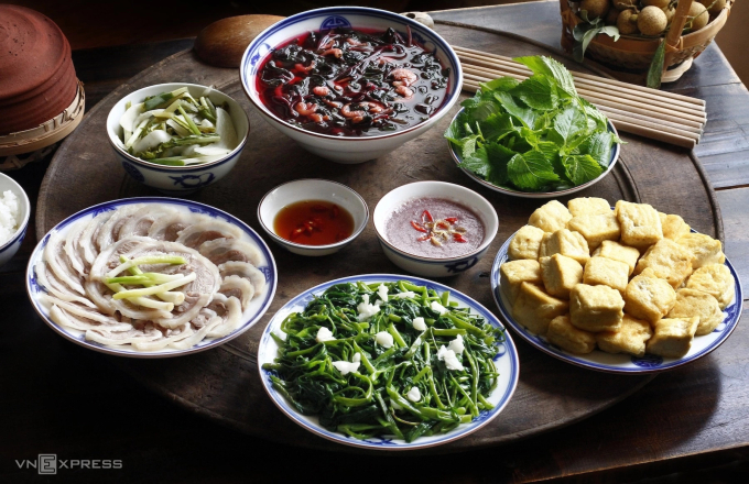 Ăn uống cân bằng cách nhóm chất, hạn chế dầu mỡ có lợi cho đường ruột. Ảnh: Bùi Thủy