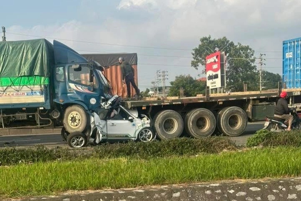 Mẹo nhỏ giúp tài xế giảm thiểu thiệt hại khi ô tô bị đâm dồn toa - 1