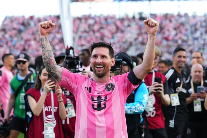 Messi mừng chức vô địch MLS Cup, trên sân Chase, Fort Lauderdale, Florida, Mỹ hôm 6/12. Ảnh: AFP
