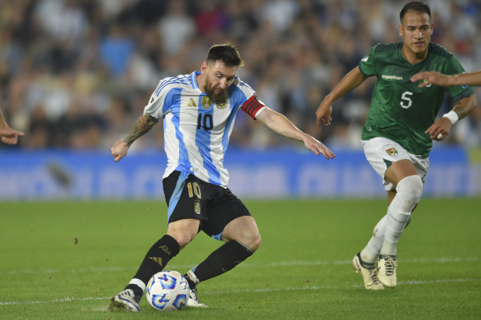 Tiền đạo Lionel Messi sút xa, nâng tỷ số lên 5-0 trận Argentina thắng Bolivia 5-0 ở vòng loại World Cup 2026 khu vực Nam Nỹ trên sân Monumental, Buenos Aires ngày 16/10/2024. Ảnh: AP