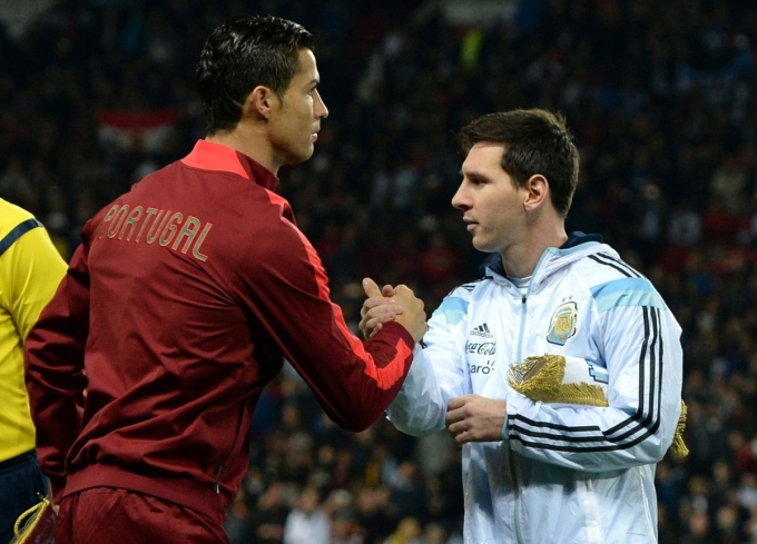 Ronaldo bắt tay Messi trước trận giao hữu Bồ Đào Nha - Argentina trên sân Old Trafford, Manchester, Anh ngày 18/11/2014. Ảnh: AFP