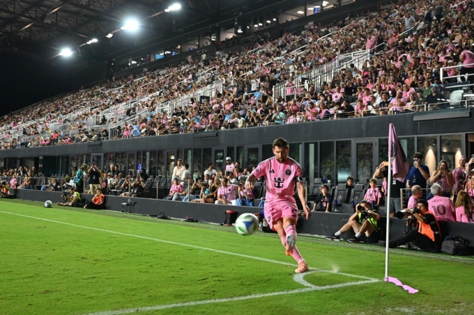 Messi đá phạt góc trong một trận MLS cùng Inter Miami trên sân nhà Chase, Miami. Ảnh: AFP