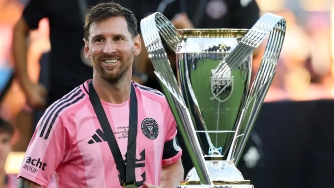 Messi ăn mừng bên Cup MLS, trên sân Chase, Florida, Mỹ ngày 7/12/2025. Ảnh: AFP