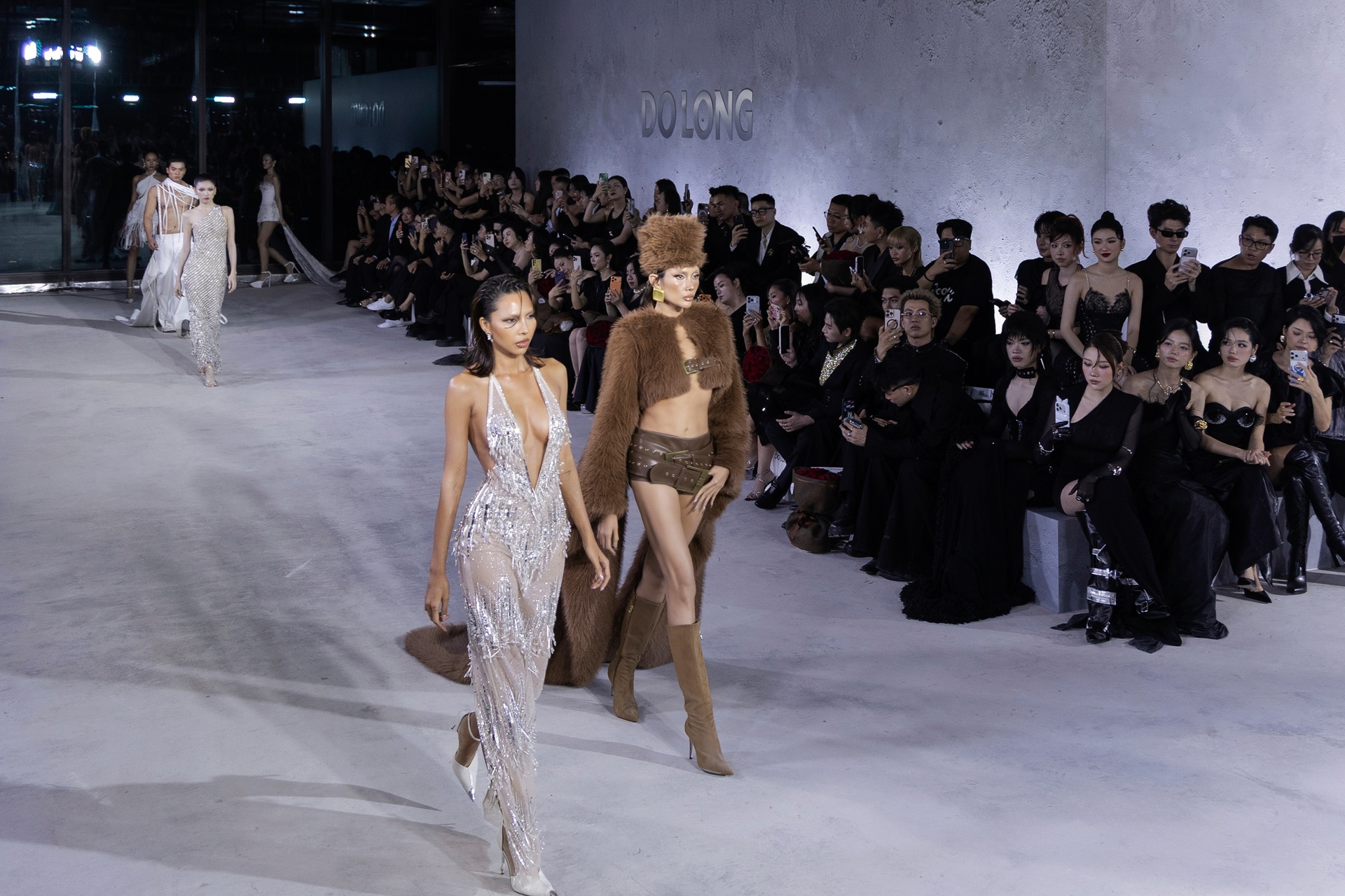 Minh Triệu vấp tà váy, xử lý sự cố chuyên nghiệp trên sàn diễn thời trang - 1