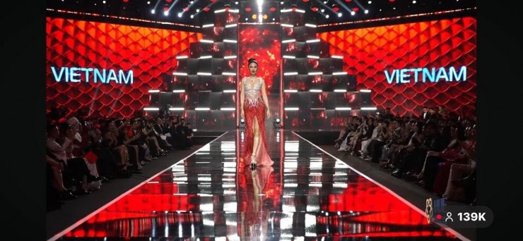 Miss Cosmo 2025: Hoa hậu Phương Linh trình diễn thế nào trong đêm Bán kết? 1 Nàng hậu sải bước tự tin, uyển chuyển, nhận được sự cổ vũ rất lớn từ khán giả.