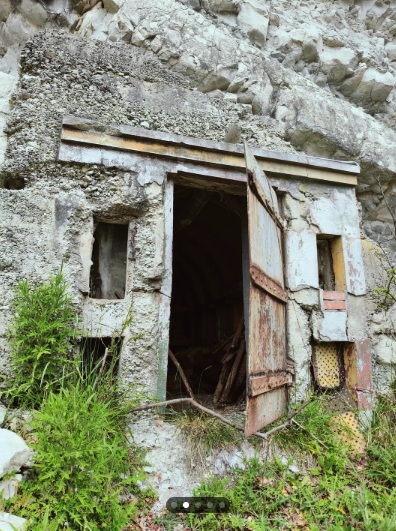 Mở cánh cửa gỗ bí ẩn trên vách đá, cảnh tượng bên trong gây xôn xao- Ảnh 1.