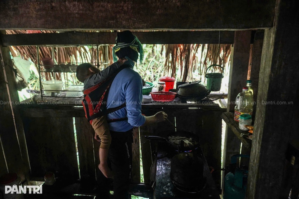 Mồ côi cha, bé trai 2 tuổi theo ông bà xuống núi chữa tan máu bẩm sinh - 1