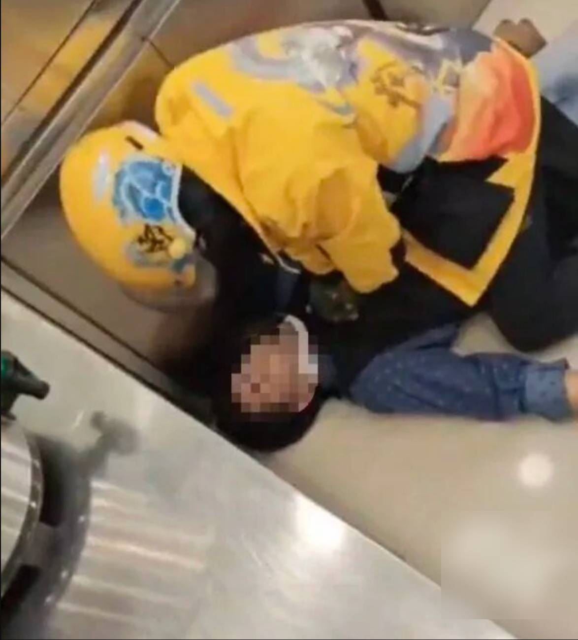 Mở cửa vào quán trà sữa lấy đơn, nam shipper sững người khi thấy nhân viên đã gục dưới sàn- Ảnh 1.