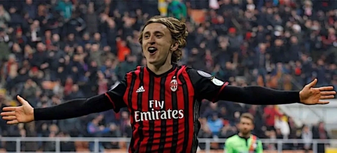 Tại San Siro, Modric không hề già đi, mà đang thống lĩnh như thể thời gian là công cụ thay vì kẻ thù. Ảnh: AFP