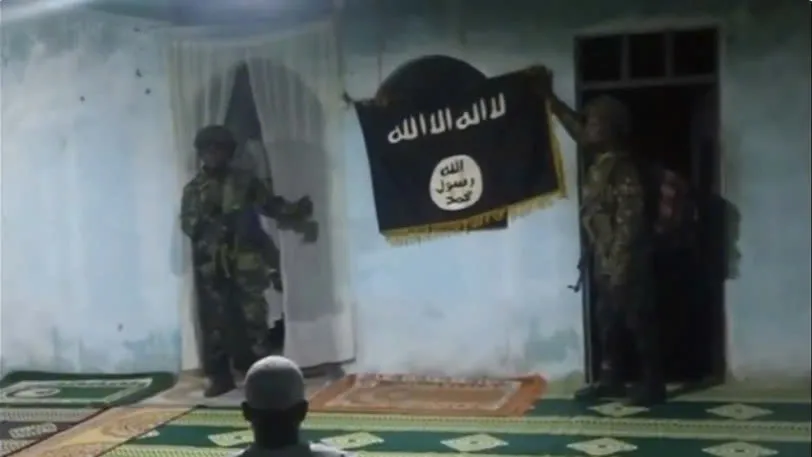 Các thành viên IS tại thị trấn cảng Mocimboa da Praia, tỉnh Cabo Delgado (phía bắc Mozambique). Ảnh: CNN IS-tai-Mozambique.jfif