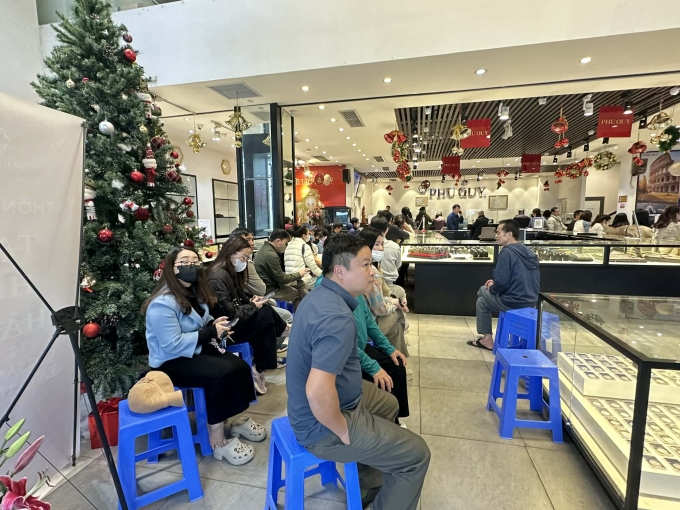 Người dân xếp hàng mua vàng tại cửa tiệm Phú Quý (Cầu Giấy, Hà Nội) ngày 30/12. Ảnh: Trọng Hiếu
