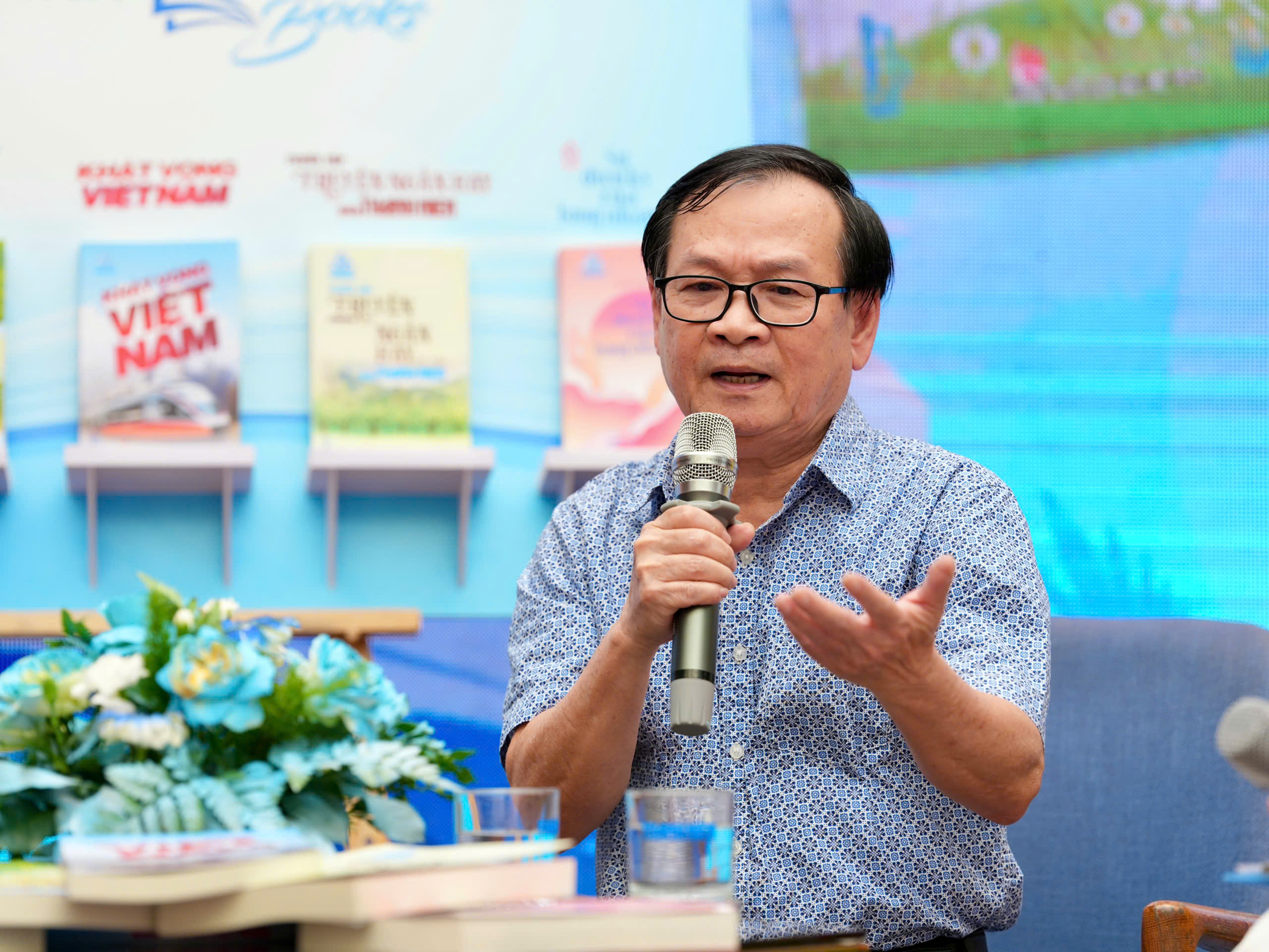 Nguyễn Nhật Ánh: Mỗi phụ huynh, thầy cô cũng nên là một đại sứ văn hóa đọc- Ảnh 1. Nguyễn Nhật Ánh: Mỗi phụ huynh, thầy cô cũng nên là một đại sứ văn hóa đọc- Ảnh 1.