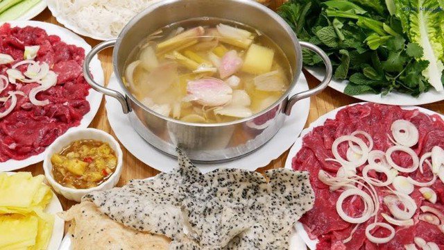 Món ăn thời tiết càng lạnh ăn càng ngon 5 Bò nhúng dấm là sự pha trộn của món lẩu và món cuốn. Tùy theo sở thích mà bạn có thể chan nước dùng ăn cùng bún hoặc cuốn bún cùng với bánh đa nem và một số gia vị đặc trưng.