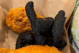 Món thịt lợn chiên 'nhắm mắt mới dám ăn' ở Trung Quốc