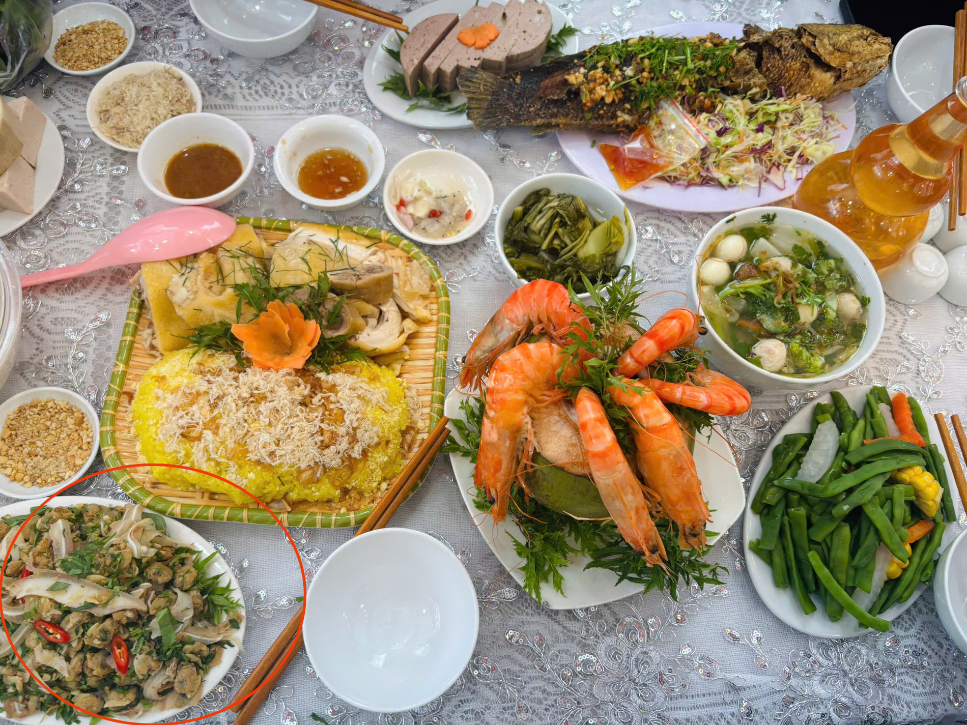 Món nem ngao lạ miệng trong mâm cỗ cưới ở xã Giao Minh, tỉnh Ninh Bình (xã Giao Thanh, huyện Giao Thủy, tỉnh Nam Định cũ). Ảnh: Nhật Hà