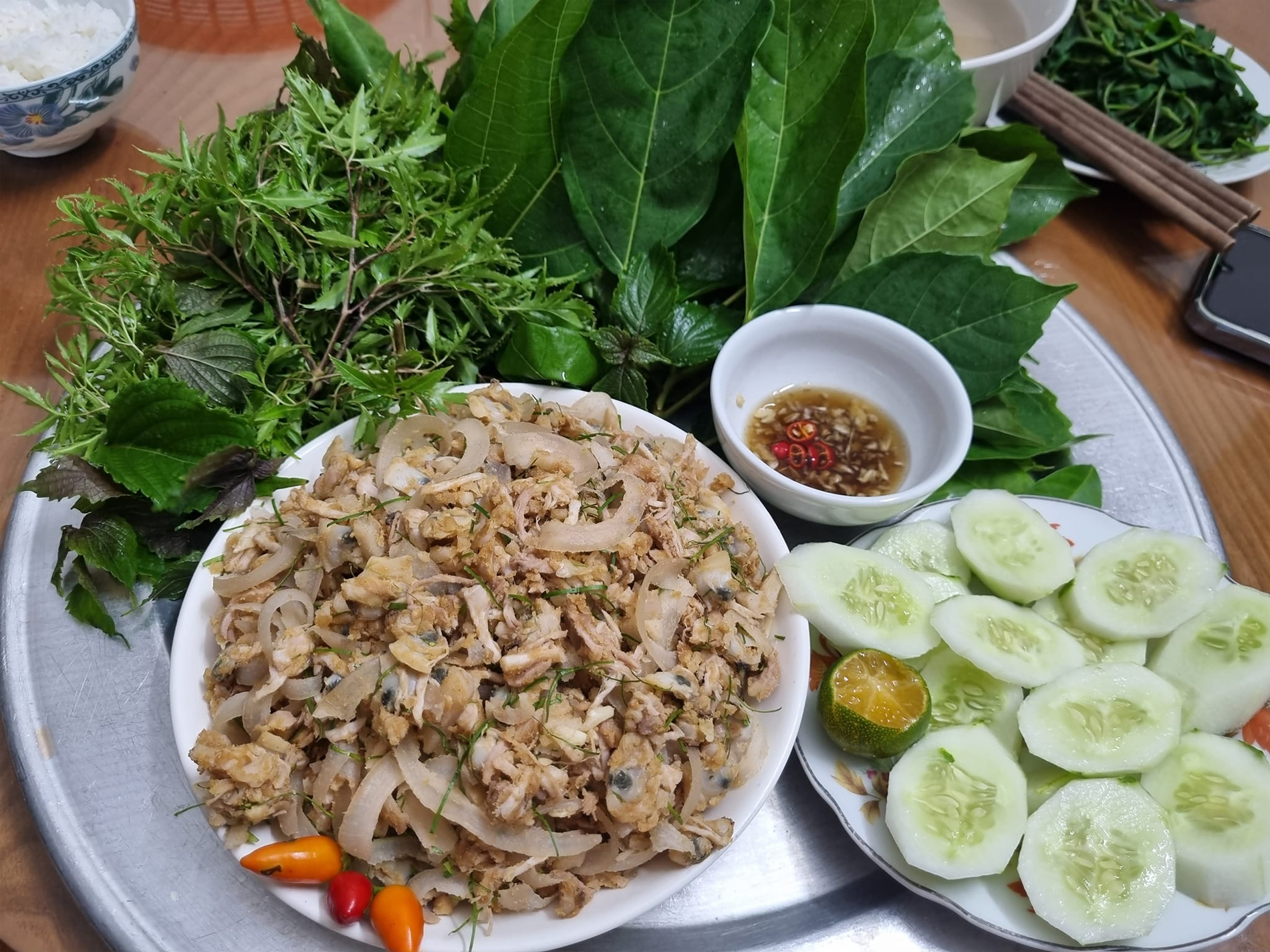 Món nem ngao ăn kèm lá sung, lá đinh lăng, chấm với nước mắm mặn hoặc thưởng thức ngay đều ngon. Ảnh: Trình Vũ