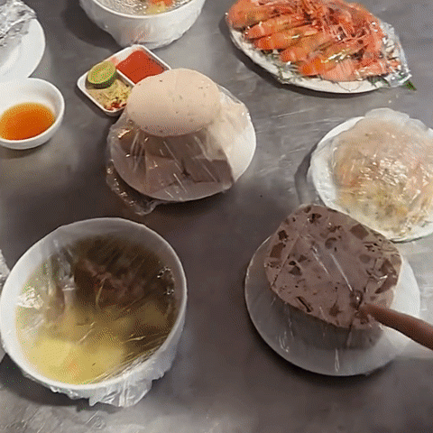 Món lạ trong mâm cỗ Hưng Yên không phải ai cũng biết, khách thèm cũng khó mua 1 Giò lòng - món ăn lạ miệng thường xuất hiện trong mâm cỗ dịp giỗ chạp, cưới hỏi ở một số địa phương thuộc tỉnh Thái Bình cũ. Ảnh: Hân Hớt Daily