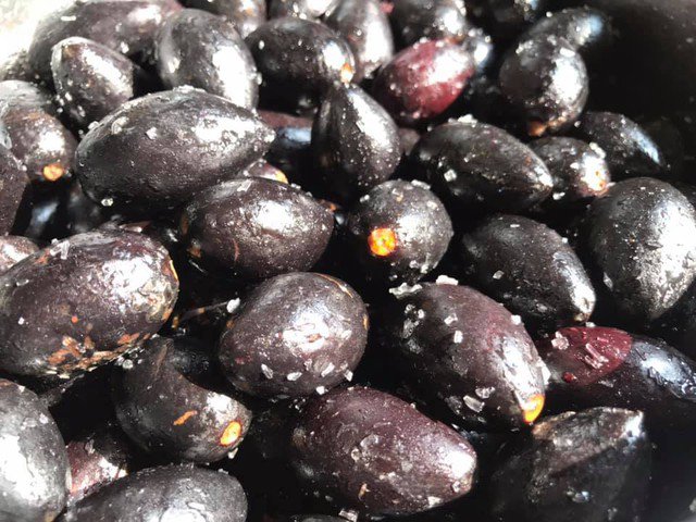 Quả trám đen vào mùa, làm được nhiều món ngon có nhiều lợi ích cho sức khỏe. Ảnh HM