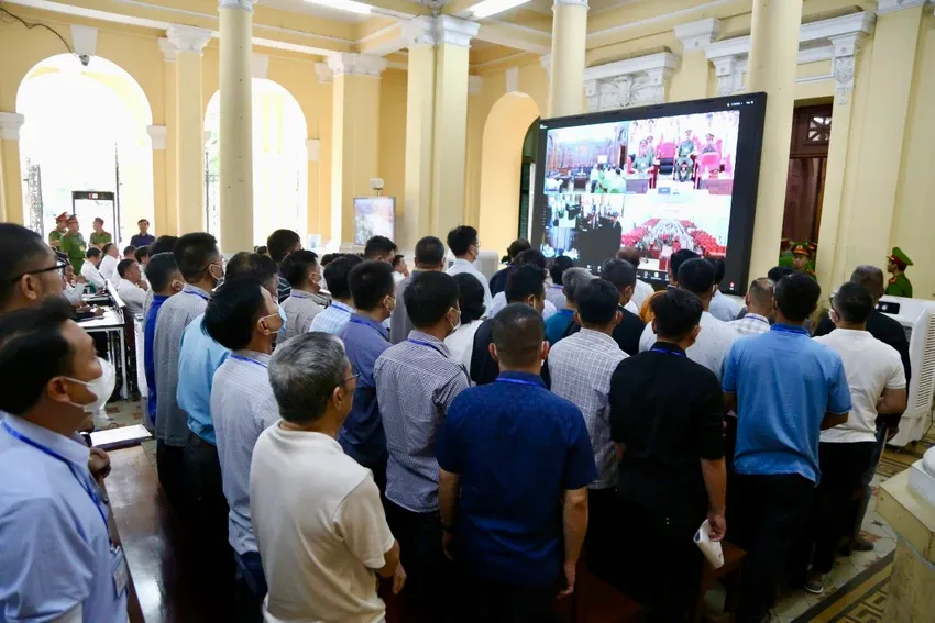 Các bị cáo nghe tuyên án trong đại án đăng kiểm. Ảnh: HOÀNG GIANG đăng kiểm viên