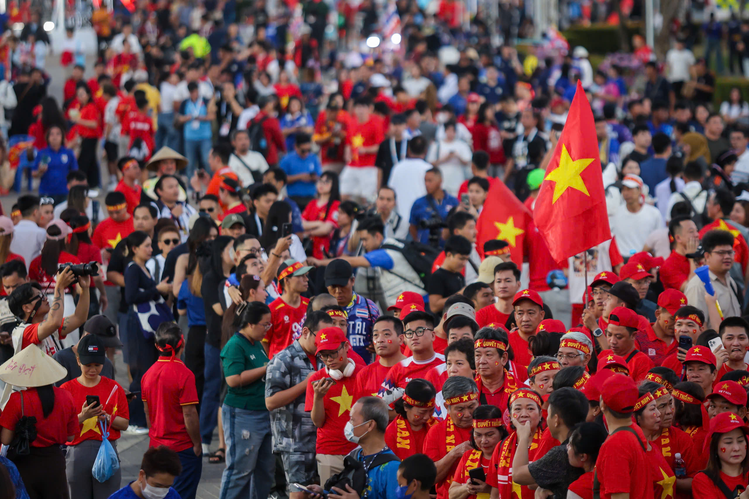 CĐV đặc biệt của U.23 Việt Nam: 'Mong trọng tài công tâm, đội tuyển nữ đã chịu thiệt rồi'- Ảnh 1.