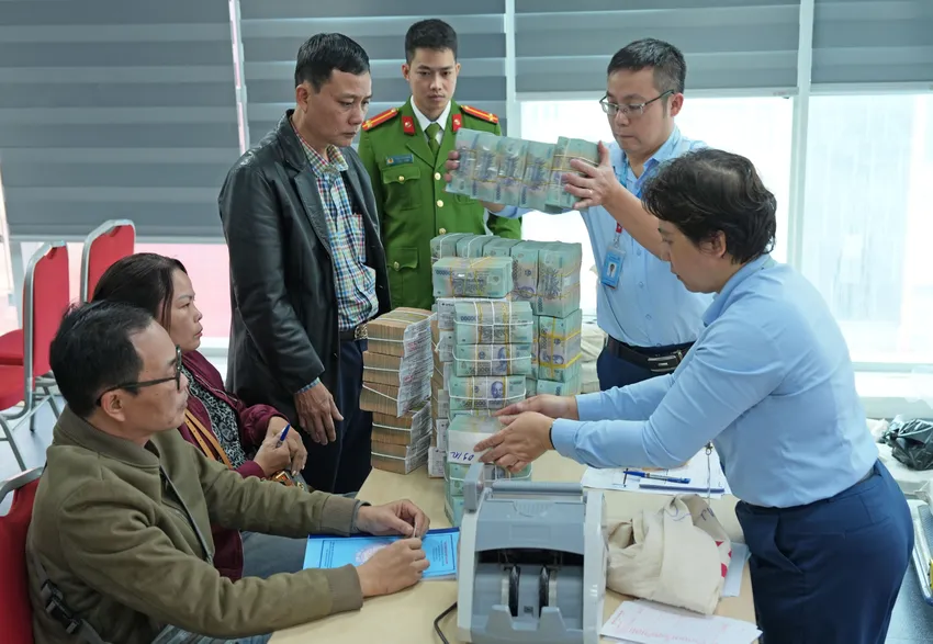 Hà Nội: Một hộ dân nhận hơn 400 tỷ đồng tiền đền bù dự án quảng trường Hồ Gươm- Ảnh 1. Hà Nội: Một hộ dân nhận hơn 400 tỷ đồng tiền đền bù dự án quảng trường Hồ Gươm- Ảnh 1.