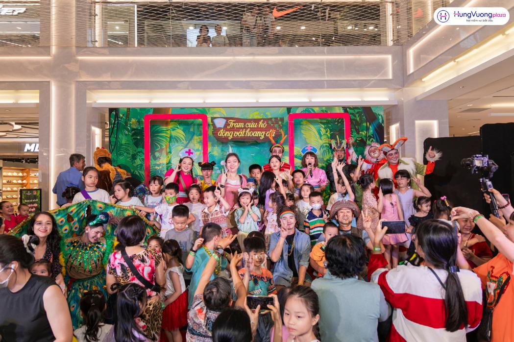 Hàng trăm gia đình đổ về Hùng Vương Plaza dịp Quốc tế Thiếu nhi: Một ngày trọn vẹn với nhiều cảm xúc- Ảnh 1. Hàng trăm gia đình đổ về Hùng Vương Plaza dịp Quốc tế Thiếu nhi: Một ngày trọn vẹn với nhiều cảm xúc- Ảnh 1.