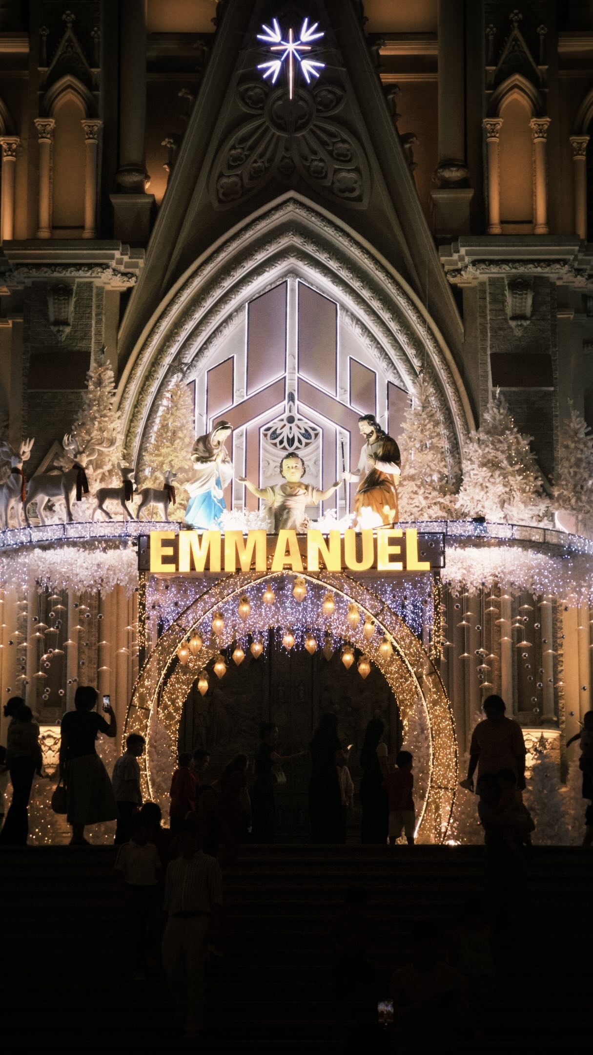 Đêm 24/12: Một nhà thờ tại TP.HCM khiến dân tình vượt 30km đến check-in vì trang trí quá hoành tráng- Ảnh 1.