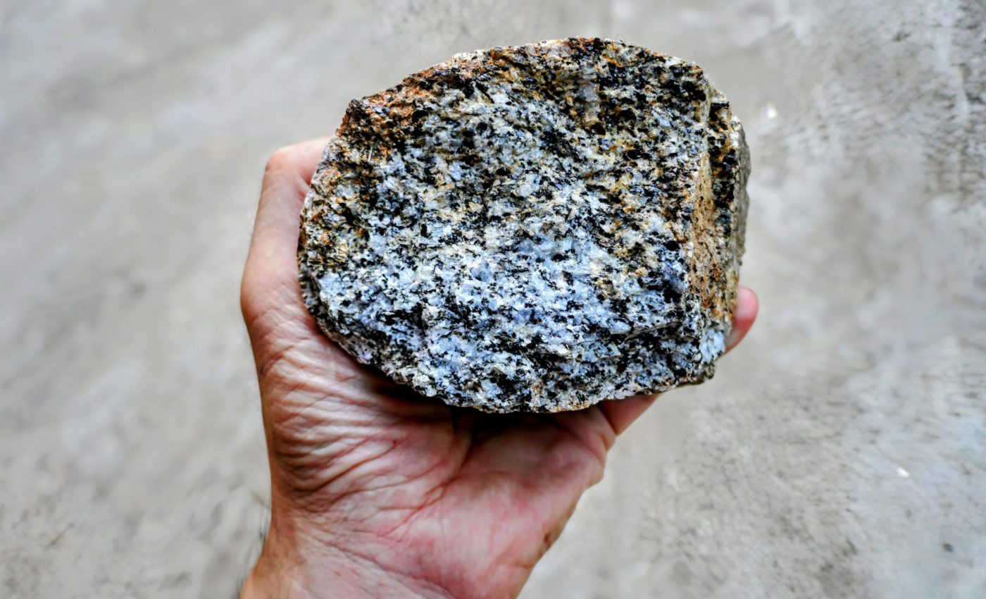 Một tảng đá 2 tỷ năm tuổi vừa nứt ra, để lộ bên trong bí mật chấn động- Ảnh 1.