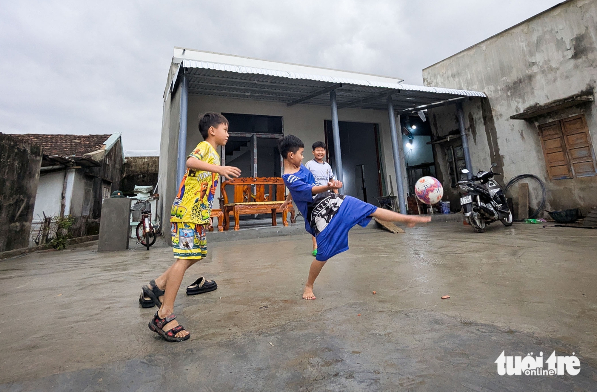 Nụ cười ấm lại dưới mái nhà sau bão lũ - Ảnh 1. chiến dịch quang trung - Ảnh 1.