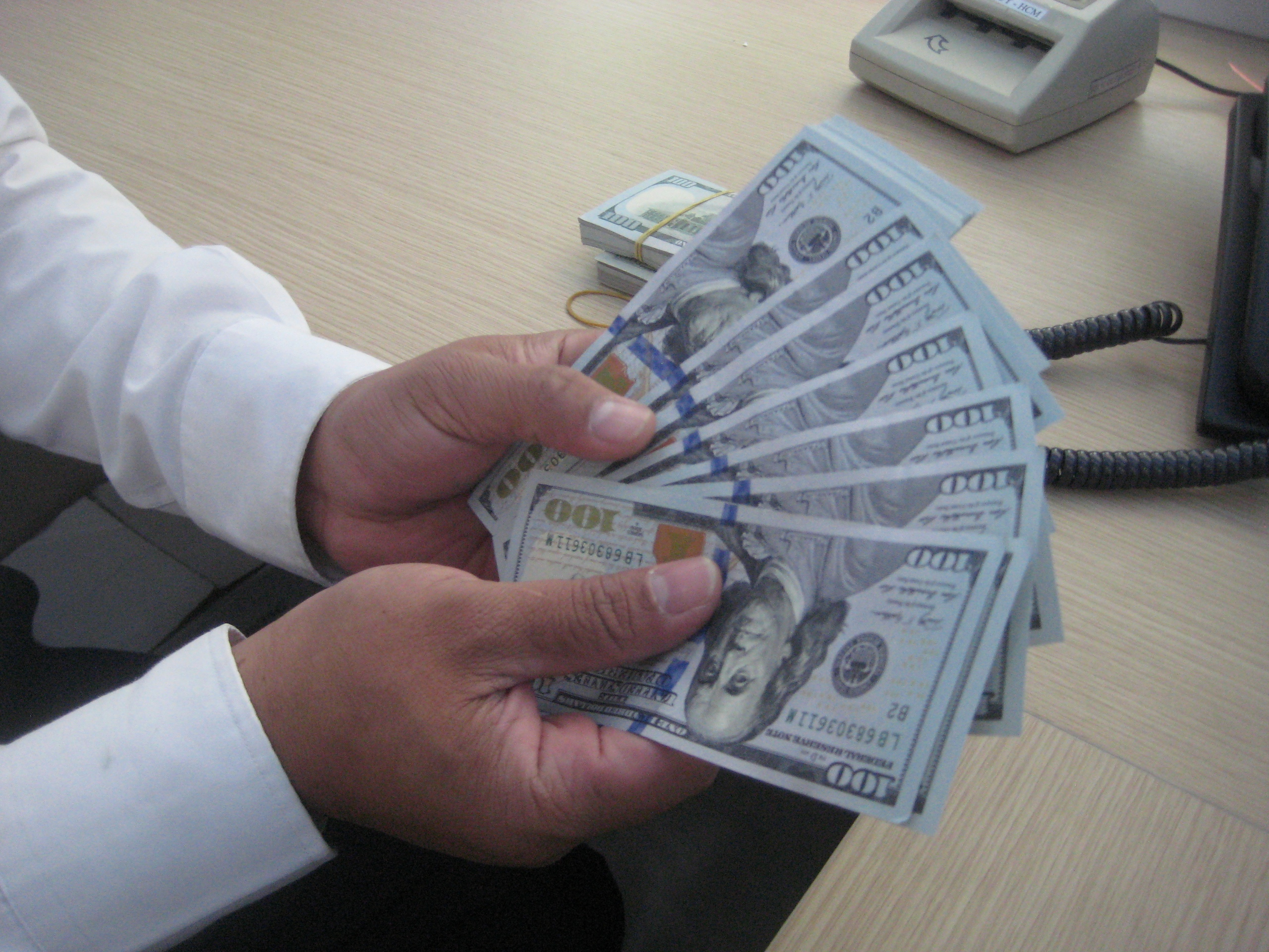 Mua bán USD trái phép có thể bị phạt 100 triệu đồng , giao dịch đúng cách ra sao? - Ảnh 1.