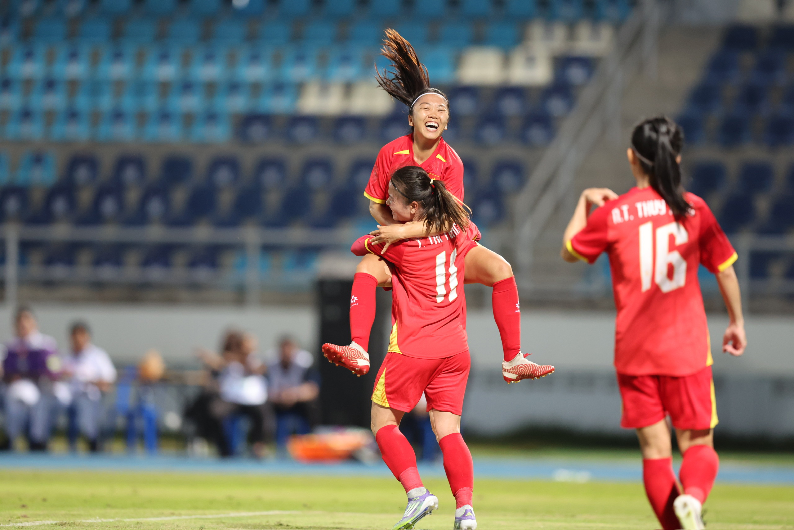 Mưa bàn thắng ngày ra quân - Ảnh 1.