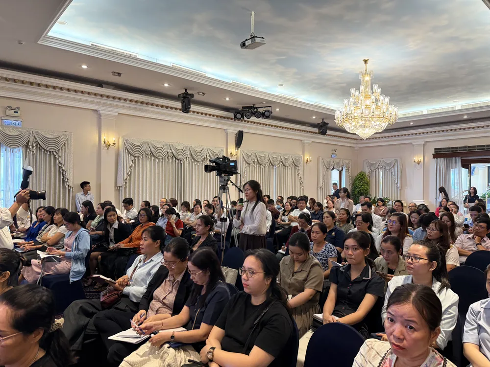 Đại diện các doanh nghiệp đặt câu hỏi tại hội nghị và được Thuế TP.HCM giải đáp. Ảnh: QH hoa-don-thue-tphcm-cong-ty-ma7.JPG