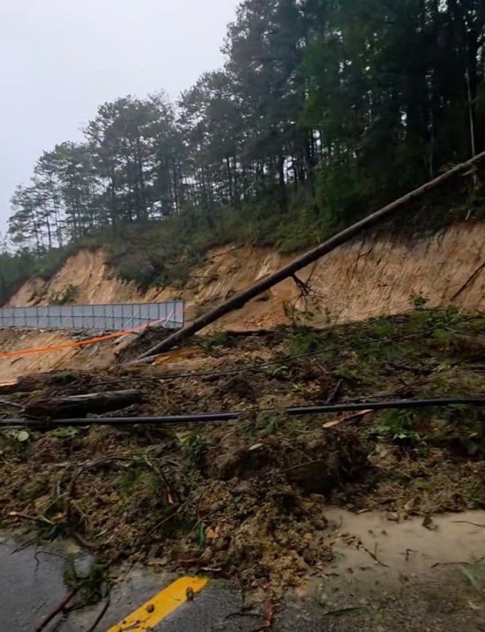 Đất đá tràn xuống mặt đường đèo Mimosa. Ảnh: Khánh Hương